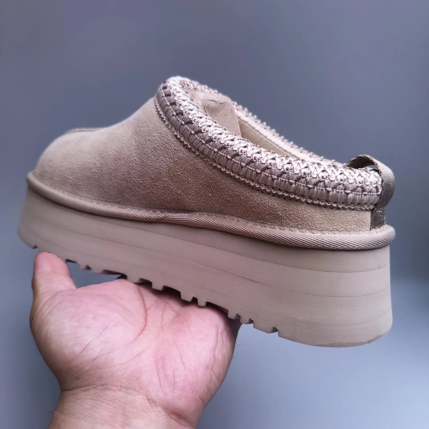 💰440 UGG sheepskin all-in-one snow boots 2553 co-branded national trend style thick-soled one-leg women’s snow boots🐾~ 🍭 A co-branded trendy item launched with well-known designer brands Feng Chen Wang and TELFAR. Zhou Dongyu & Wang Jiaer’s same style Fang Kete boots. The slip-on design makes it easy to put on and take off, and can be used indoors or outdoors. The exotic edging design is eye-catching, and it is definitely worth buying~ 🍭Material: cowhide➕sheep fur Outsole: rubber (light wing technology) 🍭Color: black, maroon, sand, dark green, light gray, chocolate, beige, walnut, brown, dark gray, red 🍭Number of codes: 35-42